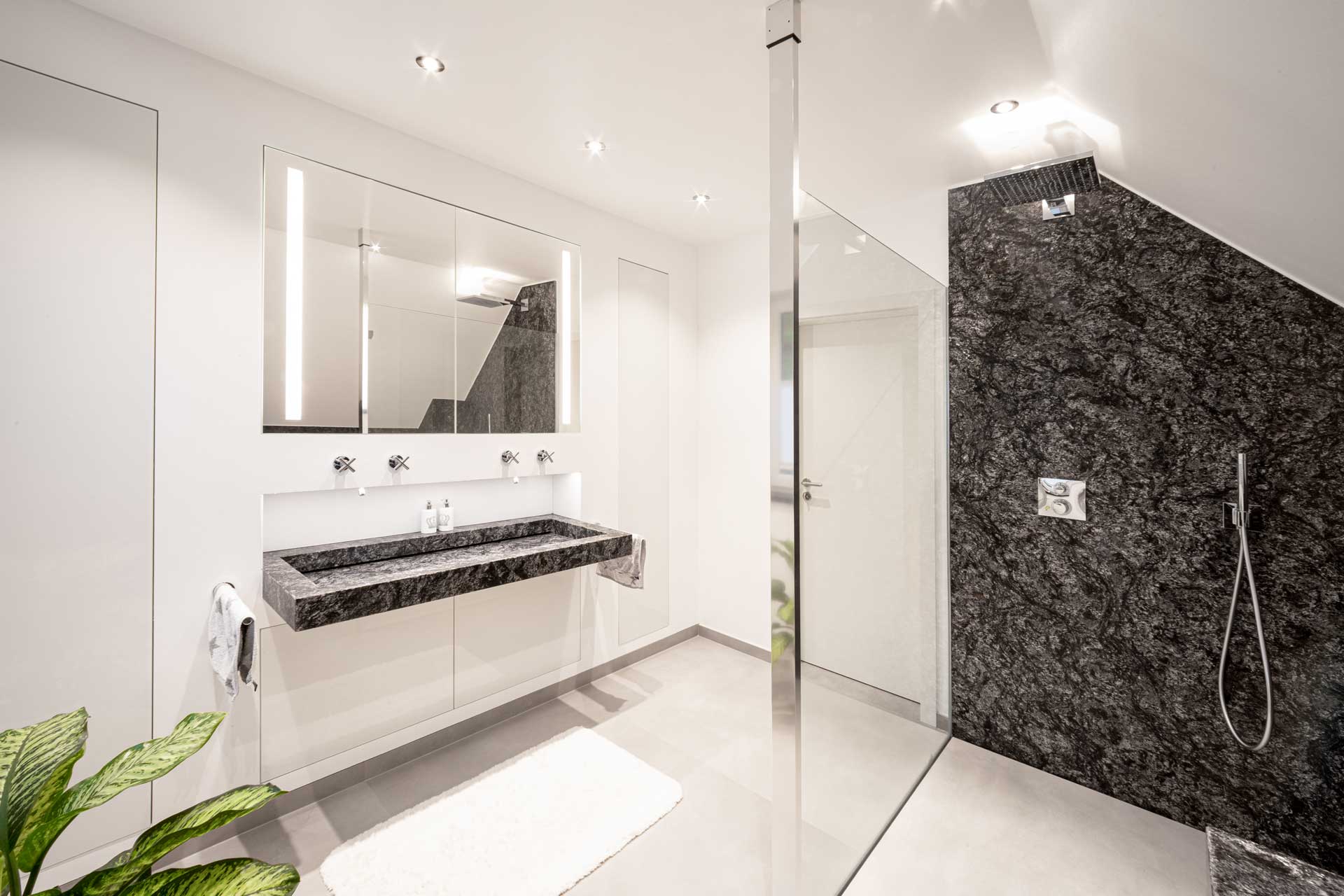 Badezimmer mit Naturstein Kosmus A und Keramik Großformat