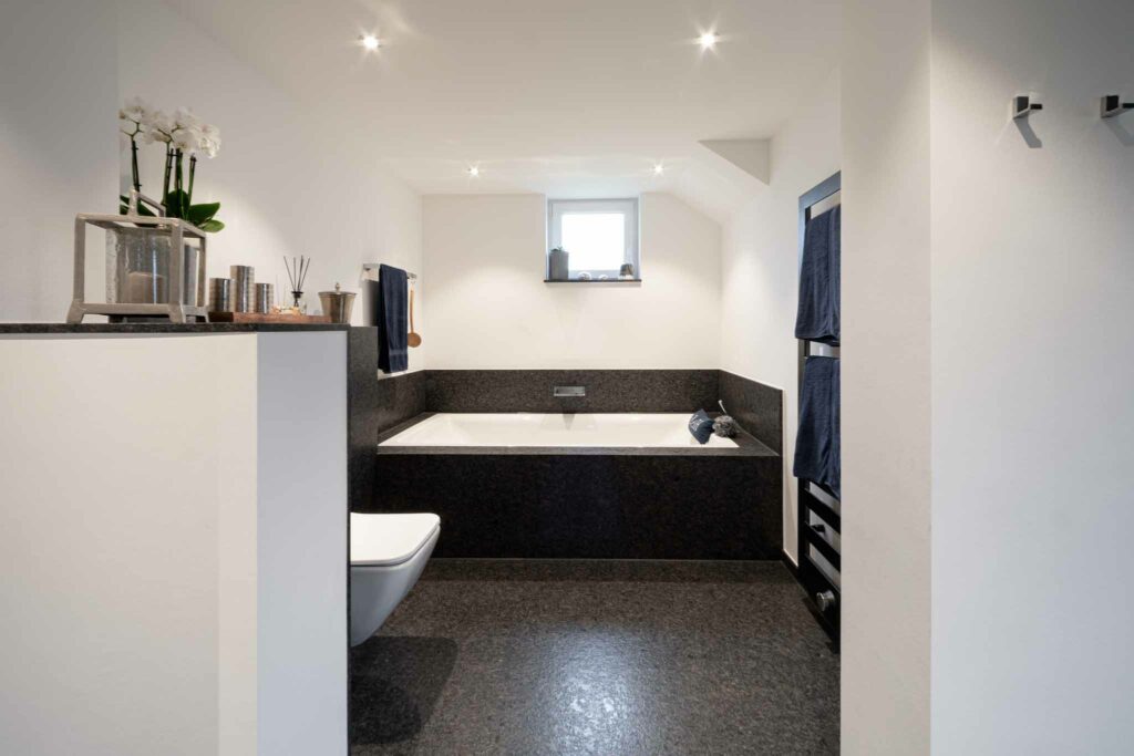 Badezimmer mit Badewanne aus Naturstein Steel Grey