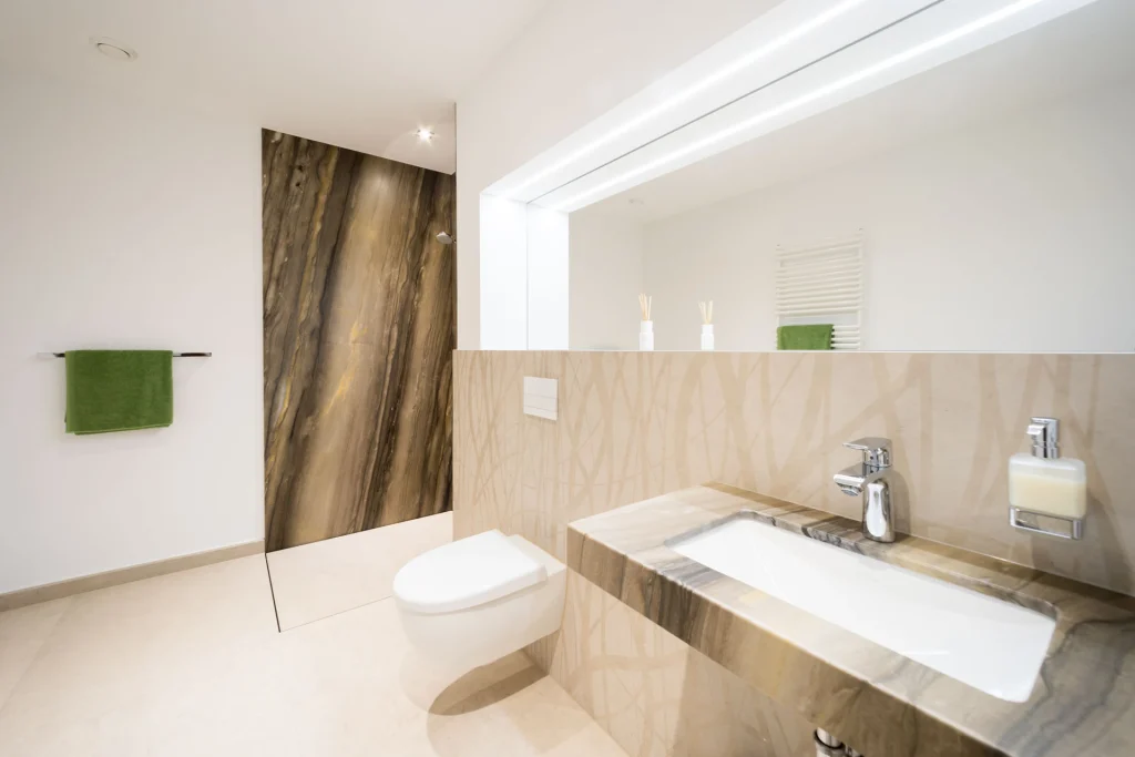 Badezimmer im Naturstein Materialmix Sequoia Brown und Limestone Persiano
