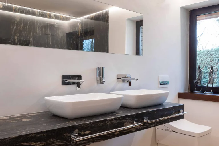 Badezimmer aus Naturstein Cosmic & Zirbenholz