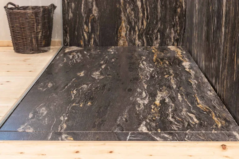 Badezimmer aus Naturstein Cosmic & Zirbenholz