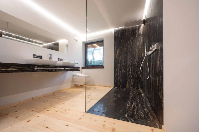 Badezimmer aus Naturstein Cosmic & Zirbenholz