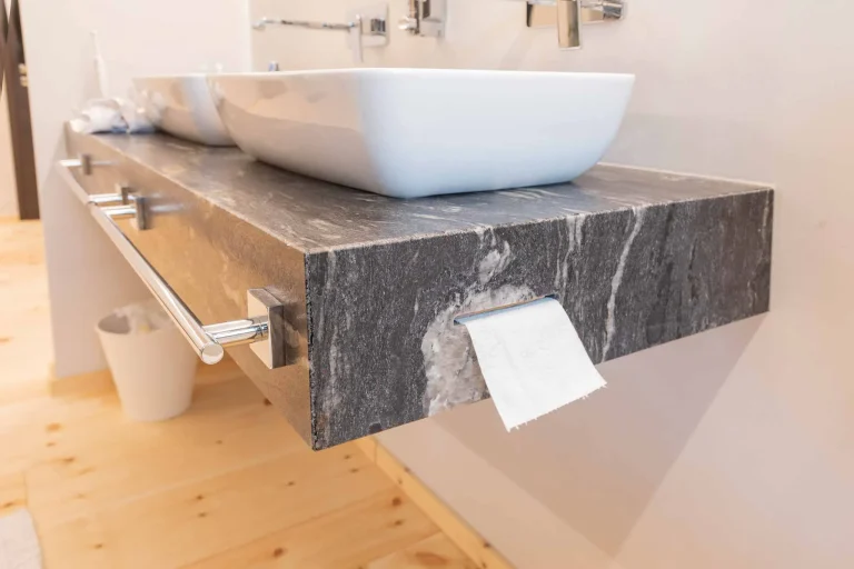 Badezimmer aus Naturstein Cosmic & Zirbenholz