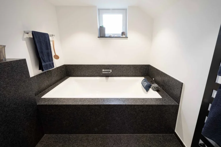 Badezimmer aus Naturstein in allen Preisklassen
