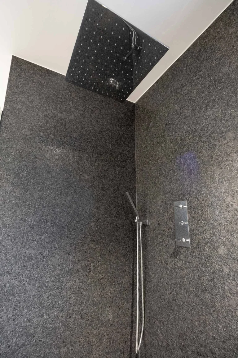 Badezimmer aus Naturstein in allen Preisklassen