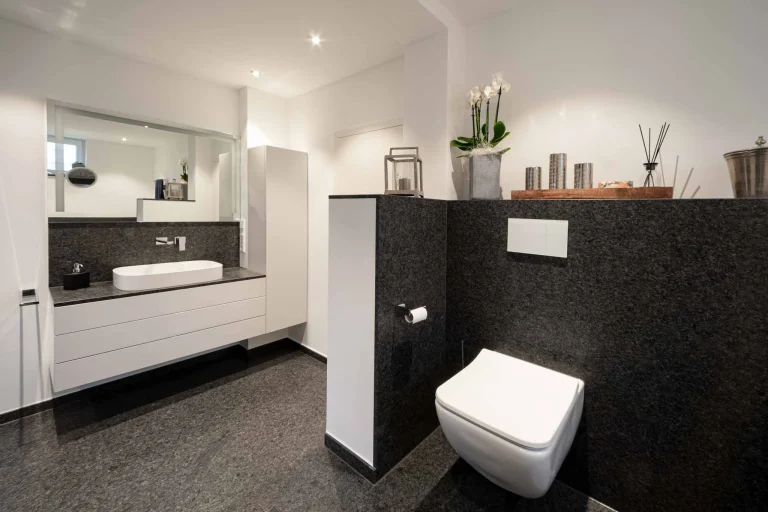 Badezimmer aus Naturstein in allen Preisklassen