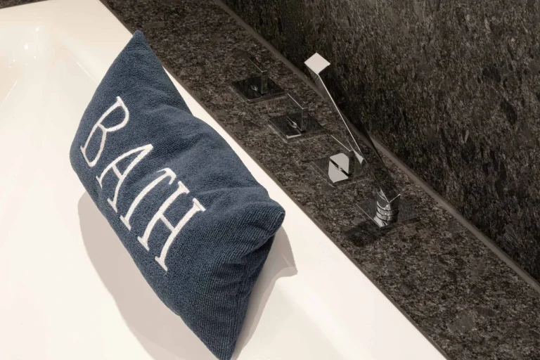 Badezimmer aus Naturstein in allen Preisklassen