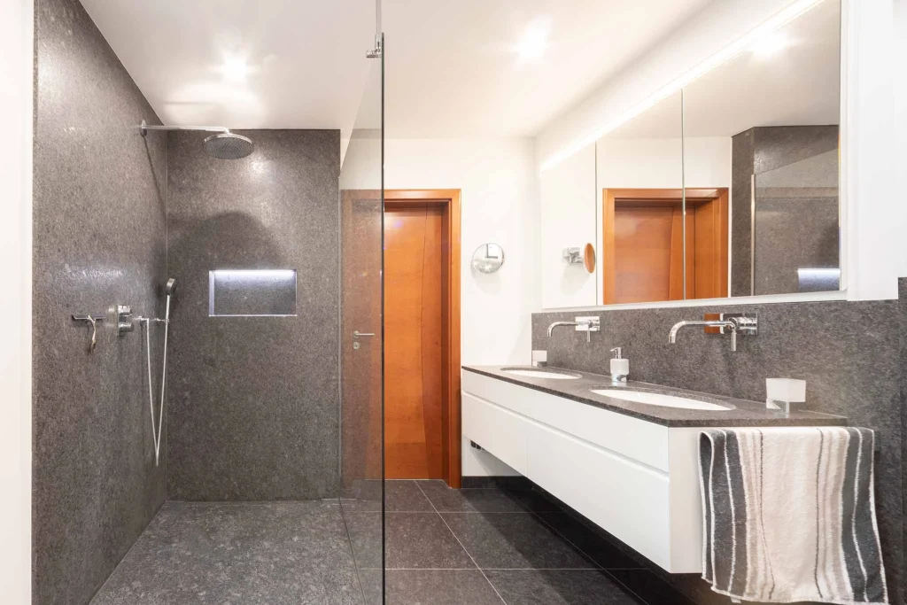 Badezimmer aus Naturstein Steel Grey