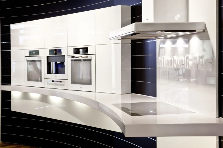 Küche im Miele Showroom aus Quarzwerkstoff