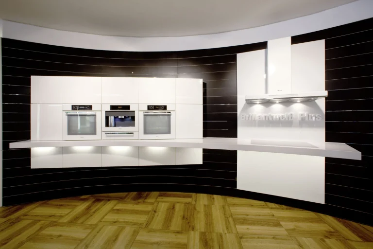 Küche im Miele Showroom aus Quarzwerkstoff