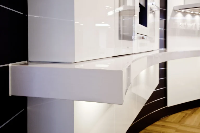 Küche im Miele Showroom aus Quarzwerkstoff