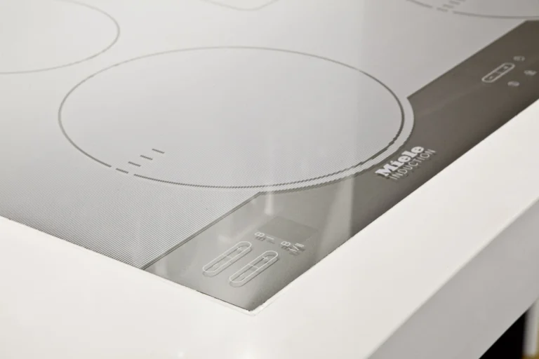 Küche im Miele Showroom aus Quarzwerkstoff
