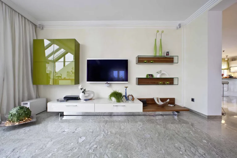 Wohnzimmer mit einem Natursteinboden aus Verde Eucalypto