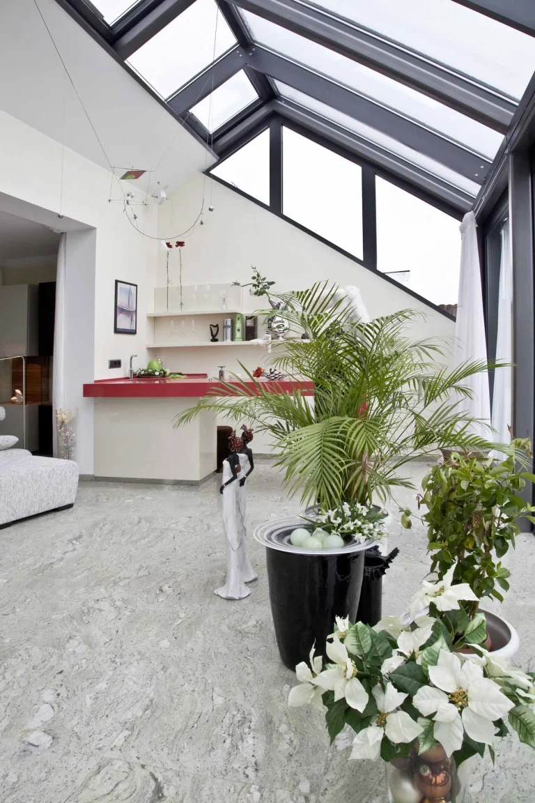 Wohnzimmer mit einem Natursteinboden aus Verde Eucalypto