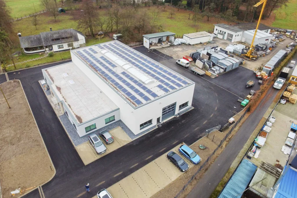PV-Anlage auf dem Dach der Produktionshalle