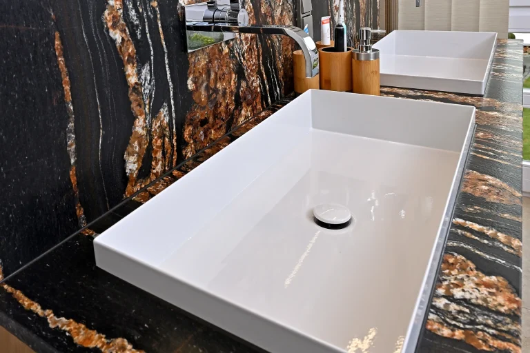 Badezimmer mit Black Fusion Gneis und Mirage Jura Beige Fliesen