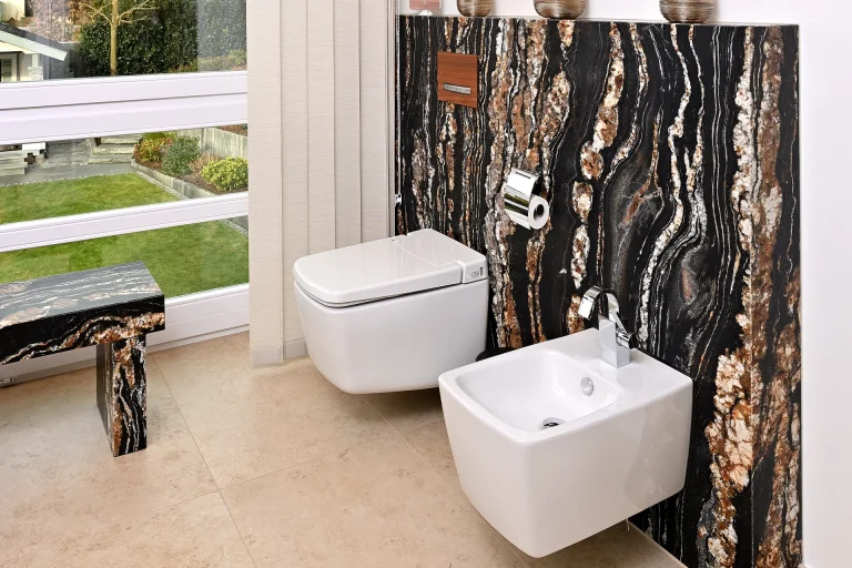 Badezimmer mit Black Fusion Gneis und Mirage Jura Beige Fliesen