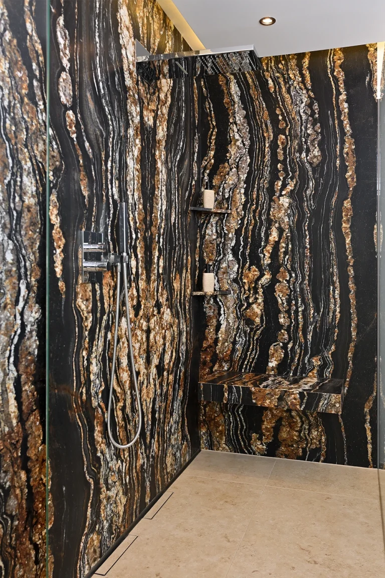 Badezimmer mit Black Fusion Gneis und Mirage Jura Beige Fliesen