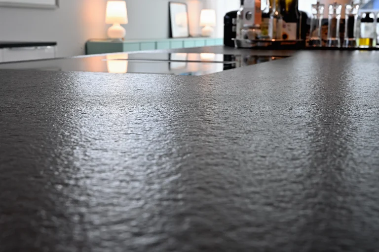 Küche mit Jura Gelb und Nero Assoluto