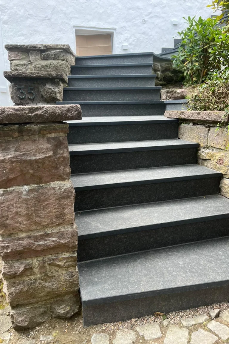 Außentreppe aus Naturstein